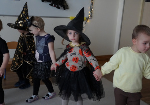 dzieci tańczą w kole