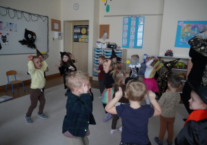 dzieci skaczą po dywanie