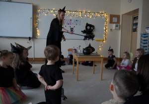 pani czaruje różdżką