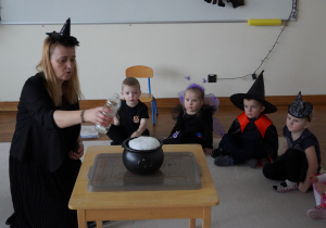 pani wlewa ocet do garnka