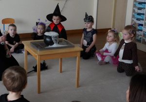 dzieci oglądają magiczny eksperyment