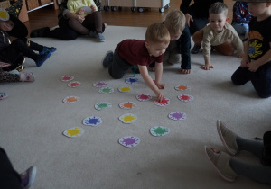 chłopcy wybierają plamki