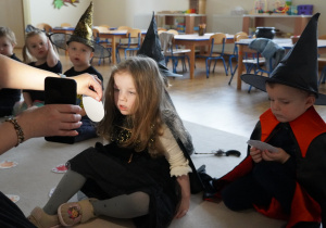 dziewczynka odgaduje swoją wróżbę