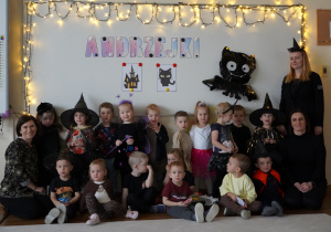 zdjęcie dzieci i pań przed tablicą