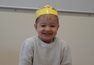 chłopiec siedzi na krześle