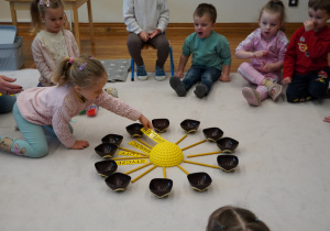 dziewczynka układa nazwy miesięcy