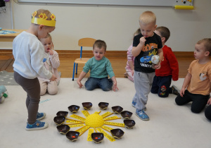 chłopcy rozkładają koraliki