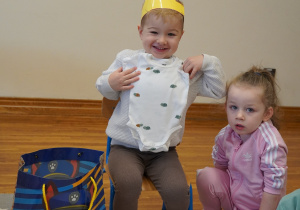 chłopiec pokazuje swoje body