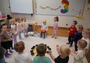 dzieci śpiewają sto lat