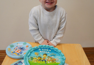 chłopiec uśmiecha się