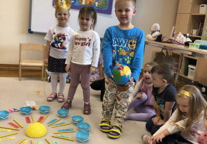 dzieci chodza wokół słoneczka