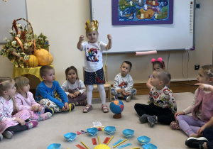 dziewczynka pokazje nawleczone koraliki