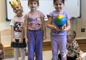 dzieci chodza wokół słoneczka