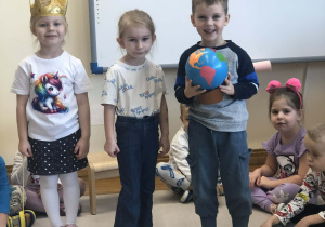 dzieci chodza wokół słoneczka