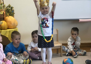 dziewczynka pokazuje linie zycia