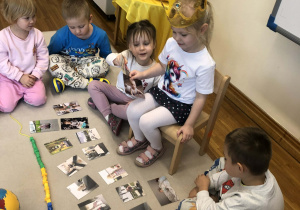 dzieci oglądają zdjęcia