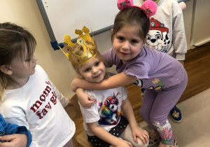 dziewczynka tuli jubilatkę