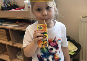 dziewczynka z soczkiem