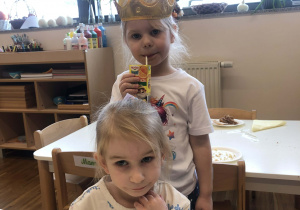 dziewczynki pozują do zdjęcia