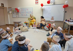 dzieci przytulają misie