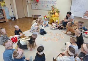 dziewczynka podświetla latarką kartę z misiem