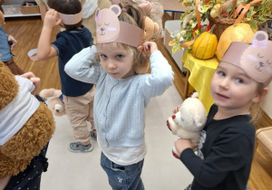 dziewczynka trzyma misa