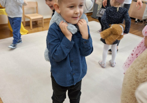 chłopiec trzyma misia na plecach