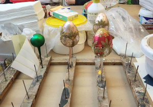 przedszkolaki podziwiają ozdobione bombki