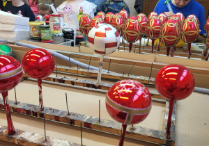 przedszkolaki podziwiają ozdobione bombki