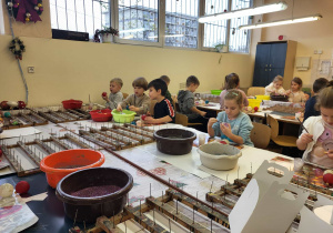 dzieci ozdabiają swoje bombki