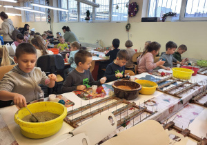 dzieci malują swoje bombki