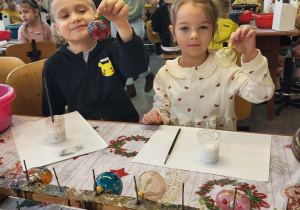 dzieci prezentują swoje bombki