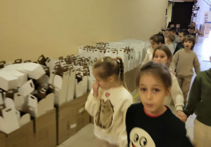 dzieci idą parami po fabryce