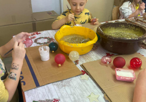 dzieci malują swoje bombki