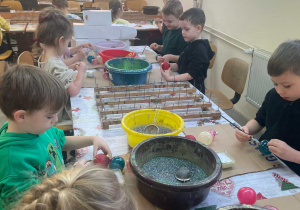 dzieci malują swoje bombki