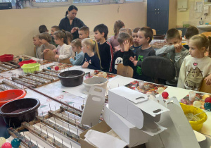 dzieci malują swoje bombki