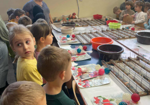 dzieci słuchają polecenia pani