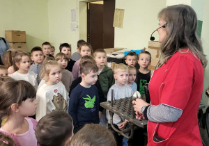 przedszkolaki słuchają pani, która opowiada o etapach powstawania bombki