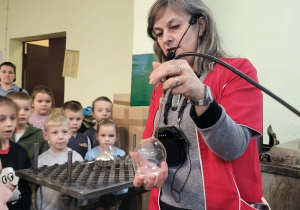 pani pokazuje wydmuchane szkło
