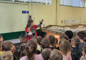 dzieci oglądają proces pokrywania srebrem bombki