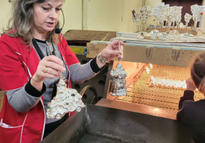 pani pokazuje kształty bombek