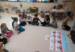 Dzieci rozmawiają z panią o swoich prawach