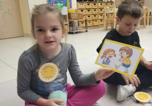 dziewczynka opowiada o zachowaniu dzieci ze zdjęcia