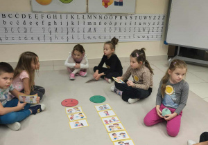 dziewczynka opowiada o swojej ilustracji na temat zachowań dzieci