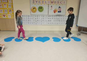 dziewczynka i chłopiec idzie po sercach