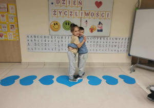 chłopcy przytulają się