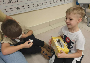 chłopiec podaje koledze chusteczkę