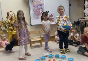 dzieci chodzą wokół urodzinowego słoneczka