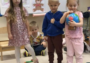 dzieci chodzą wokół urodzinowego słoneczka