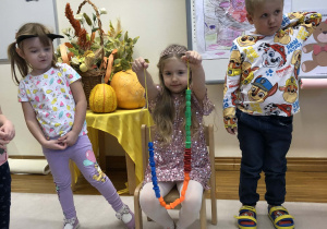 dziewczynka pokazuje linie życia